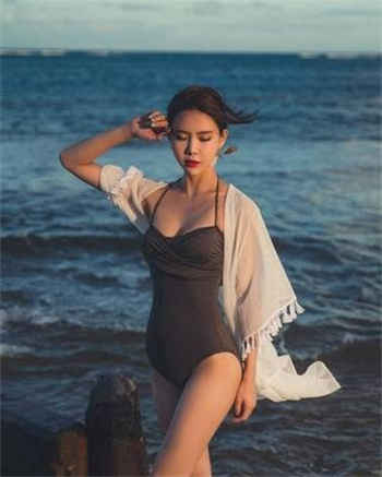 不知火舞和三个小男孩沙滩
