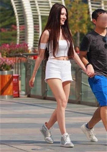 东方明珠女销售阳台门
