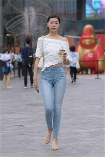 东方明珠女销售阳台门