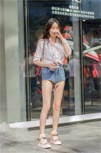 冯提莫吃面包图片
