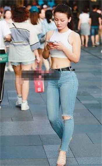 囚心苑白衣女挣扎