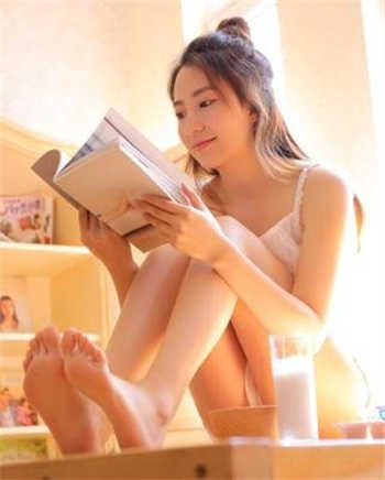 傻子帮忙换灯泡