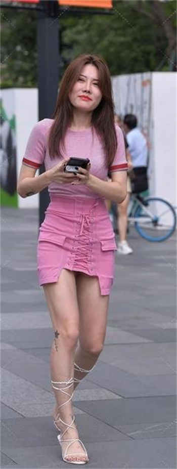 穿透明瑜伽练瑜伽