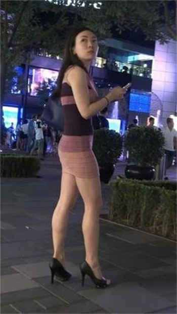 女子送完小孩上学后和情人