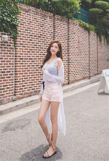 母亲和女儿同床同乐