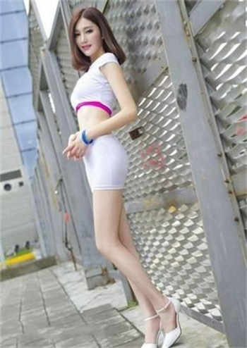 吉娜在蹲下喂兔子图片