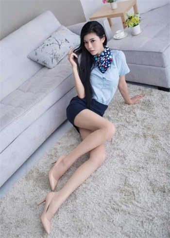 女犯戴脚铐手铐关禁闭室
